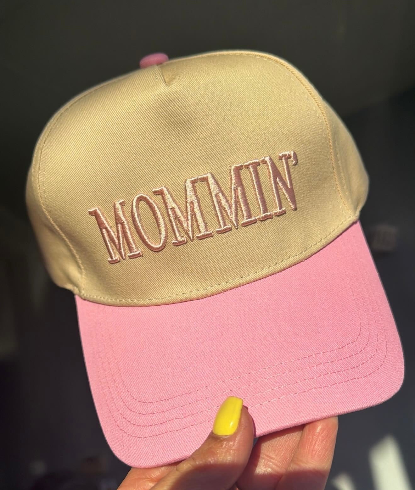 “MOMMIN’” trucker hat