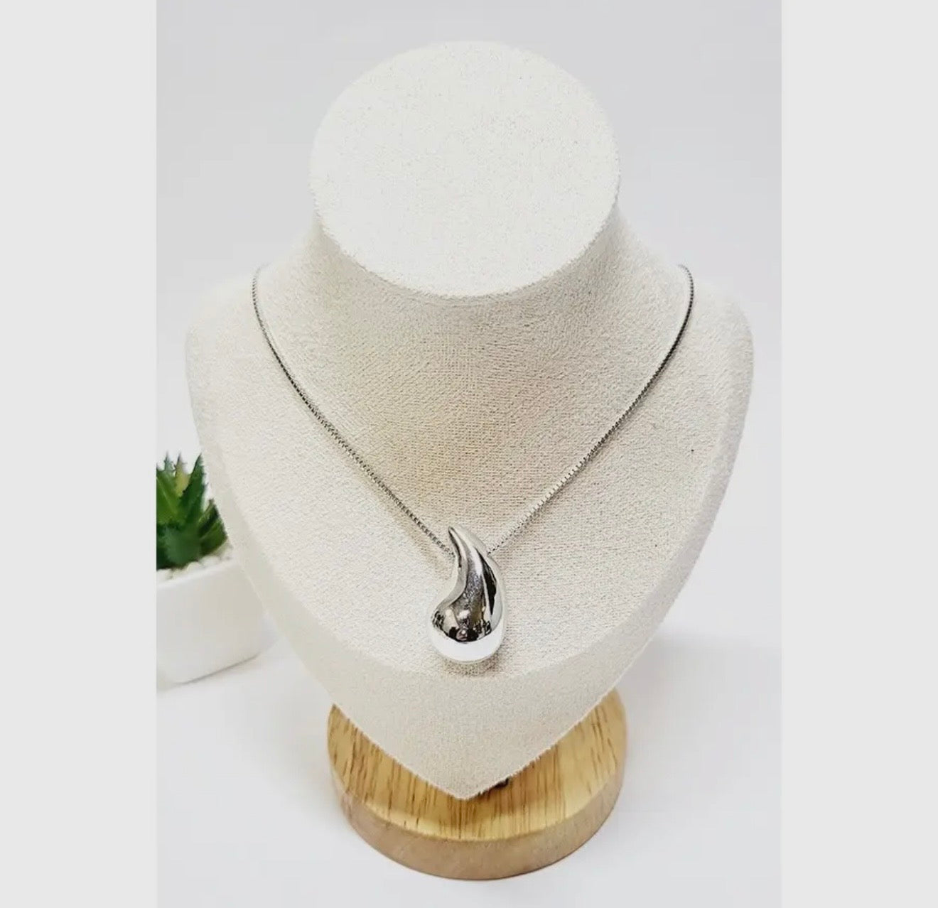 Tear drop pendant necklace