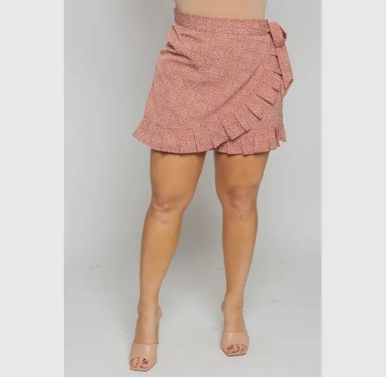 Plus size leopard ruffle trim skort (only available in black and white)