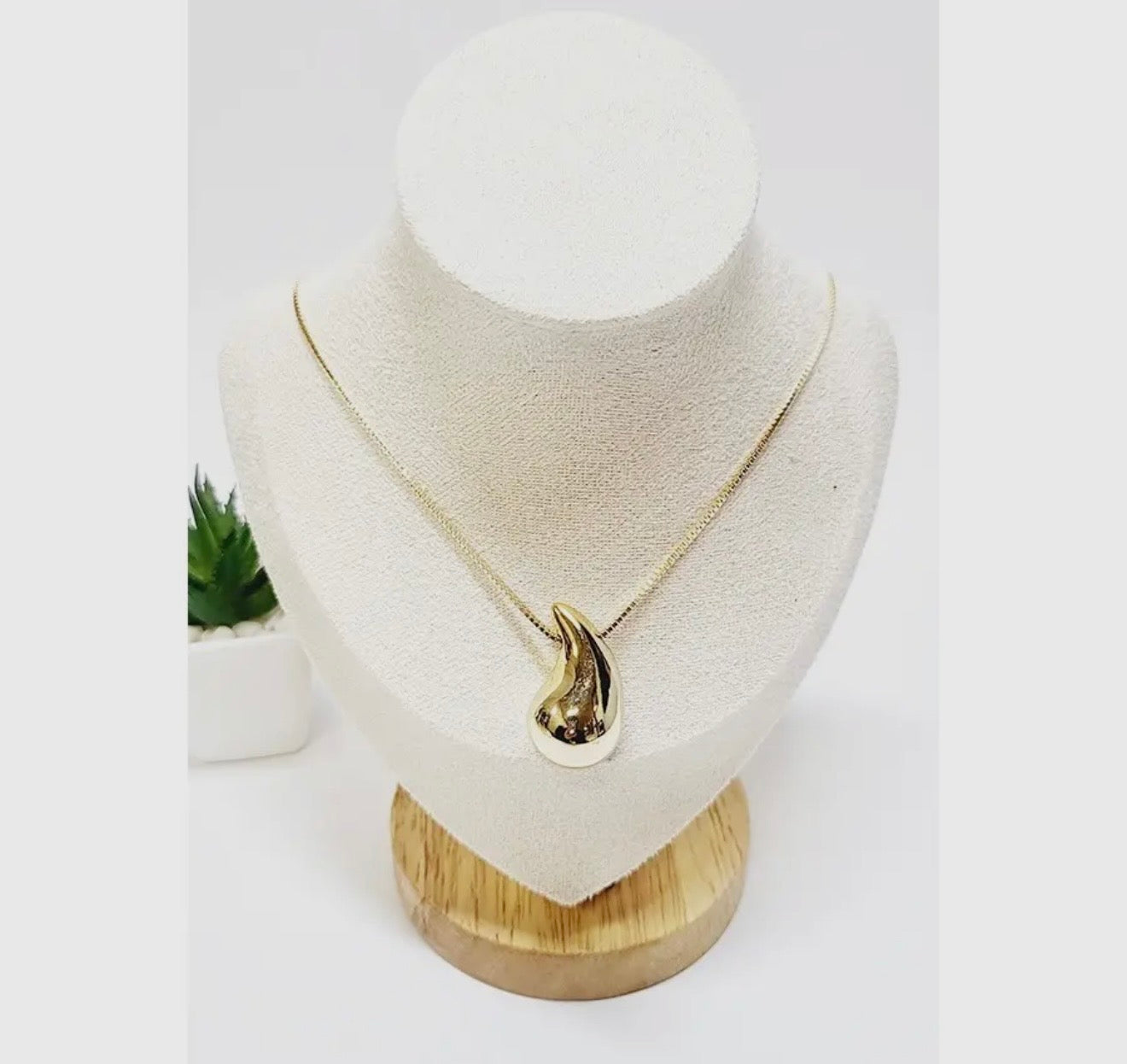 Tear drop pendant necklace